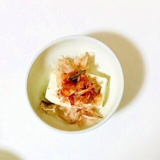 キムチと花かつおの湯豆腐